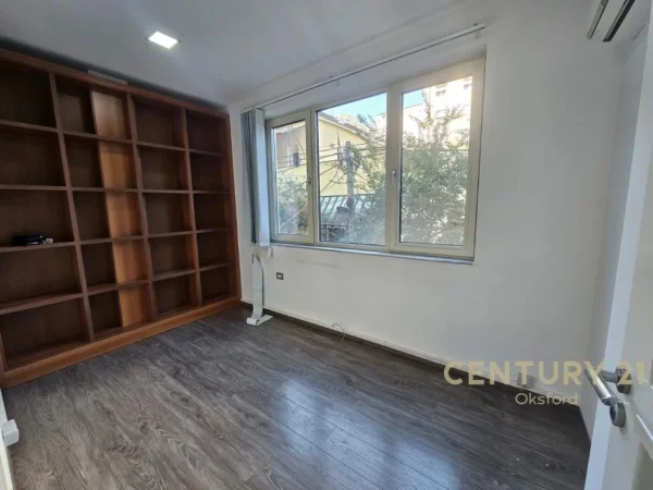 Tirane, jepet me qera ambjent biznesi Kati 3, 144 m² 1.350 € 
