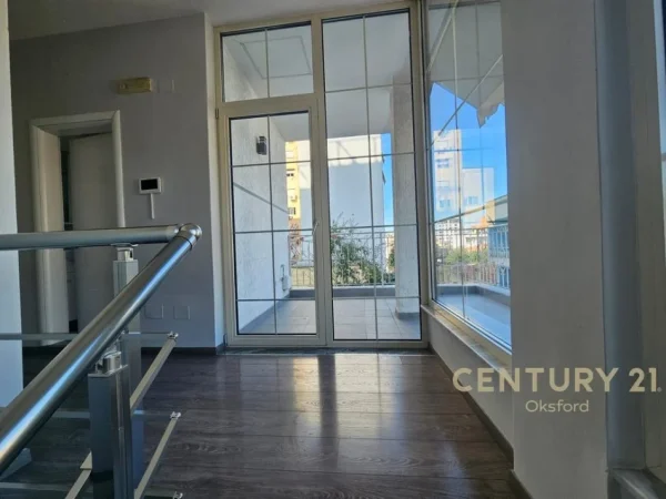Tirane, jepet me qera ambjent biznesi Kati 3, 144 m² 1.350 € 