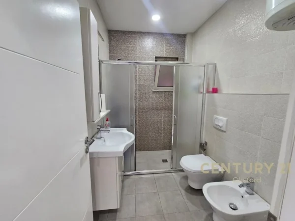 Tirane, jepet me qera ambjent biznesi Kati 3, 144 m² 1.350 € 