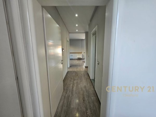 Tirane, jepet me qera ambjent biznesi Kati 3, 144 m² 1.350 € 