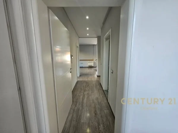 Tirane, jepet me qera ambjent biznesi Kati 3, 144 m² 1.350 € 