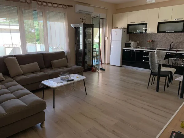 Tirane, jepet me qera apartament 2+1+Ballkon Kati 2, 100 m² 700 € (KOPSHTI BOTANIK)