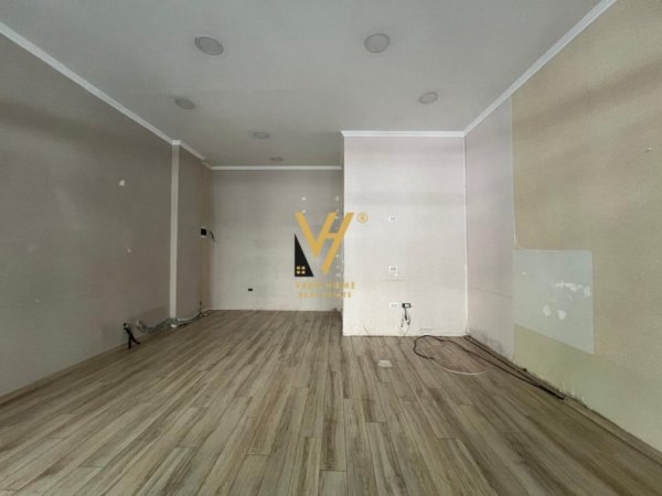 Tirane, jepet me qera dyqan Kati 0, 40 m² 500 € (KOMUNA E PARISIT)