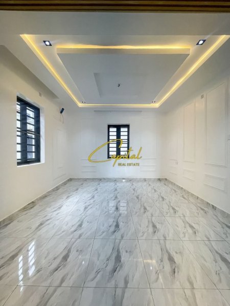 Tirane, jepet me qera dyqan Kati 0, 31 m² 650 € (QENDER)