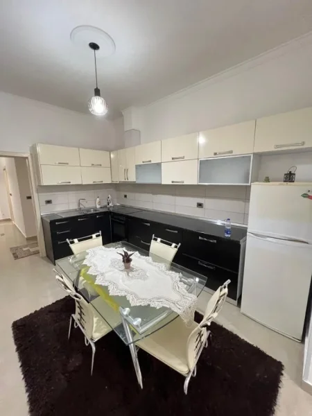 Tirane, jepet me qera 2+1+Ballkon Kati 1, 110 m² 550 € (Kodra e diellit)