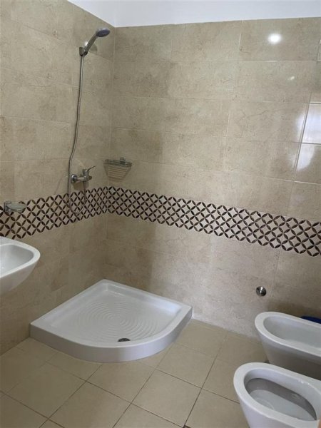 Tirane, jepet me qera apartament 2+1+Ballkon Kati 4, 80 m² 650 € (HOXHA TASIM)