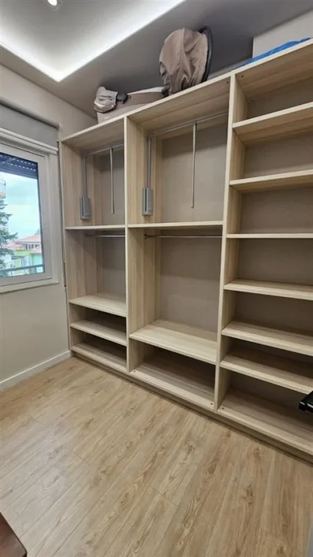 Tirane, jepet me qera apartament 3+1+Ballkon Kati 3, 118 m² 1.200 € (Liqeni i Thate)