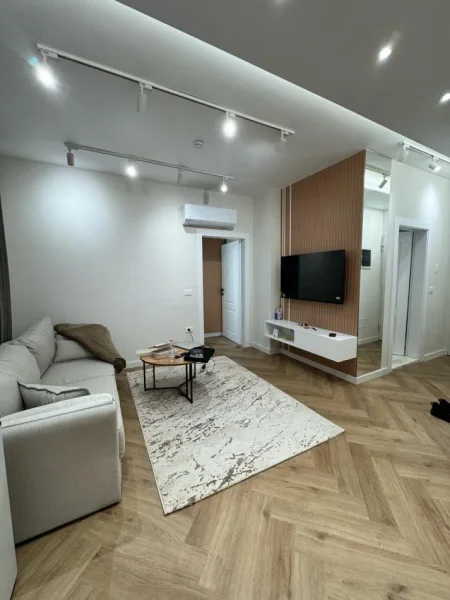 Tirane, jepet me qera apartament 1+1+Ballkon Kati 1, 60 m² 450 € (rruga 5 maj prapa concord center)