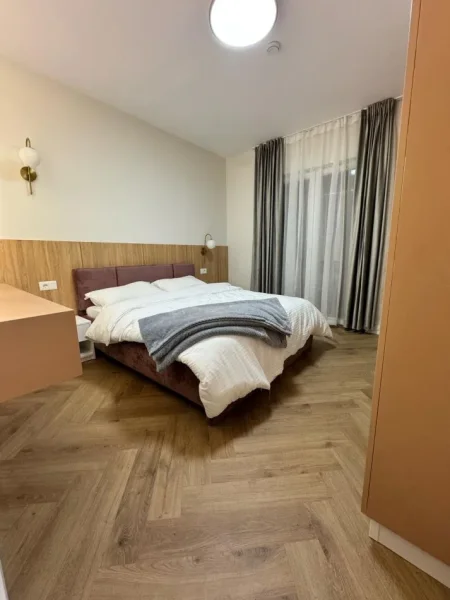 Tirane, jepet me qera apartament 1+1+Ballkon Kati 1, 60 m² 450 € (rruga 5 maj prapa concord center)