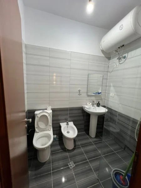Tirane, jepet me qera apartament 1+1 Kati 1, 400 €