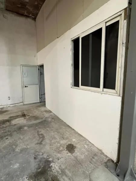 Tirane, jepet me qera magazine , 260 m² 2.000 € 