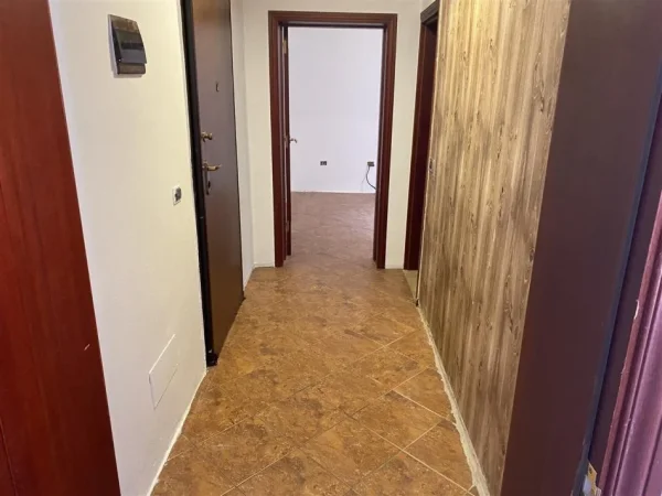Tirane, jepet me qera apartament 1+1+Ballkon Kati 2, 50 m² 650 € (BLLOKU)