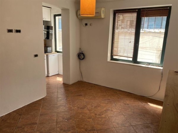 Tirane, jepet me qera apartament 1+1+Ballkon Kati 2, 50 m² 650 € (BLLOKU)
