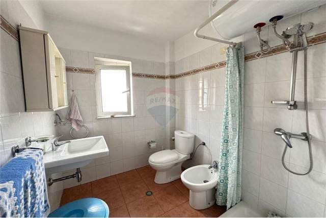 Tirane, jepet me qera apartament 1+1 Kati 4, 55 m² 300 Euro (Ali Demi)