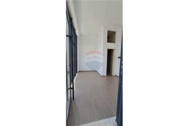 Tirane, shitet dyqan Kati 0, 17 m² 62.000 Euro (ISA BOLETINI)