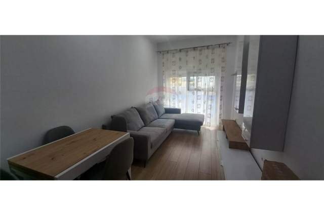 Tirane, jepet me qera apartament 1+1 Kati 7, 60 m² 300 Euro (Ali Demi)