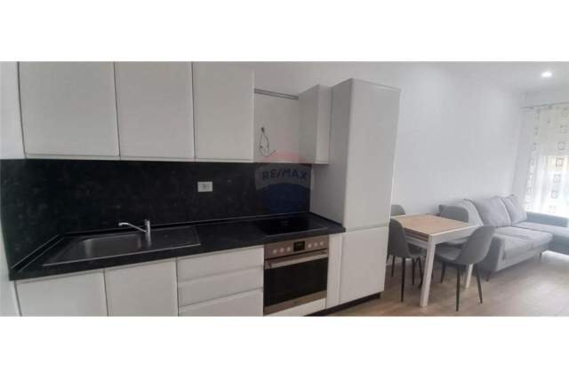Tirane, jepet me qera apartament 1+1 Kati 7, 60 m² 300 Euro (Ali Demi)