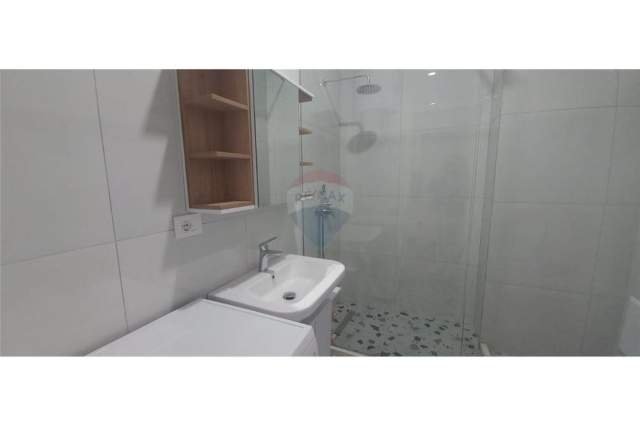 Tirane, jepet me qera apartament 1+1 Kati 7, 60 m² 300 Euro (Ali Demi)