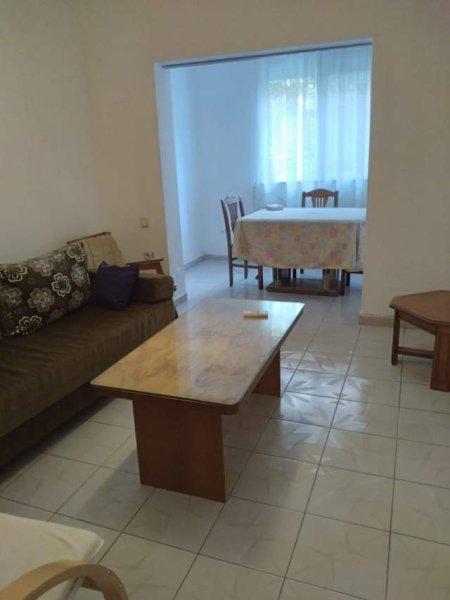 Tirane, jepet me qera shtepi 2+1+BLK Kati 1, 80 m² 40.000 Leke (rruga Petronin Luarasi)