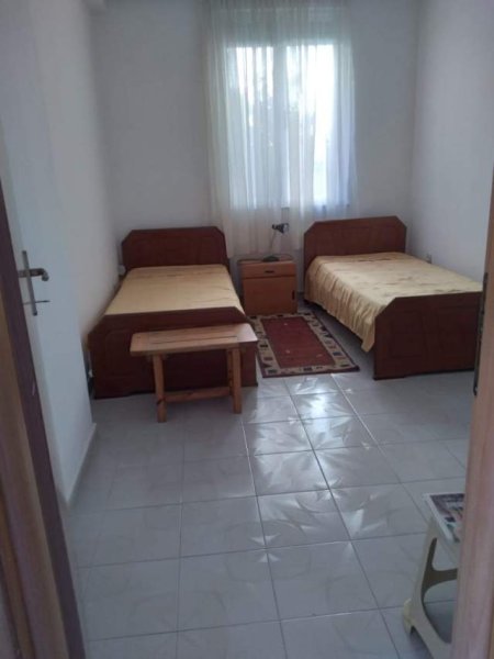 Tirane, jepet me qera shtepi 2+1+BLK Kati 1, 80 m² 40.000 Leke (rruga Petronin Luarasi)