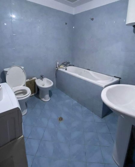Tirane, jepet me qera apartament 2+1+BLK Kati 10, 115 m² 500 Euro (Rruga kavajes)