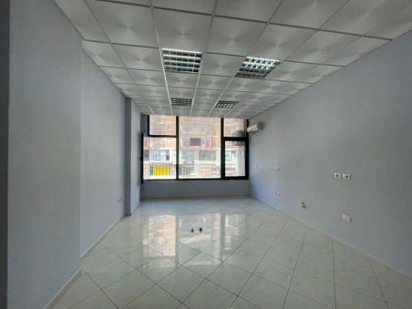 Tirane, jepet me qera ambjent biznesi Kati 1, 30 m² 300 Euro (Don Bosko)