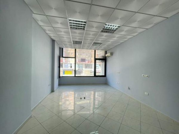 Tirane, jepet me qera ambjent biznesi Kati 1, 30 m² 300 Euro (Don Bosko)