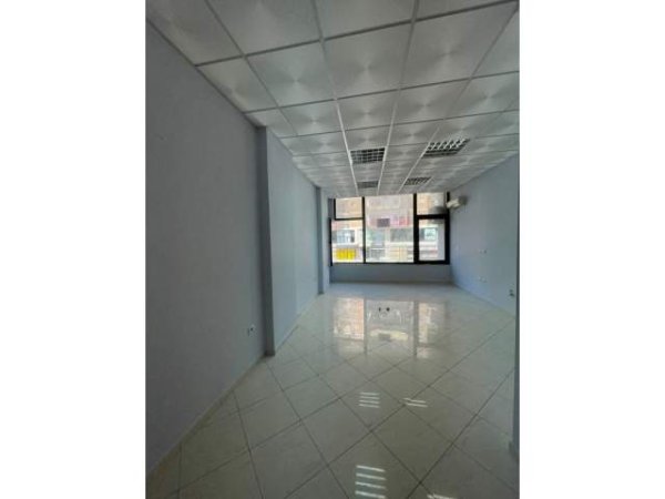 Tirane, jepet me qera ambjent biznesi Kati 1, 30 m² 300 Euro (Don Bosko)