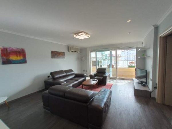 Tirane, jepet me qera apartament 650 Euro (Sheshi Willson)