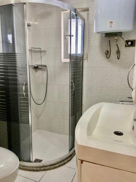 Tirane, jepet me qera apartament 650 Euro (Sheshi Willson)