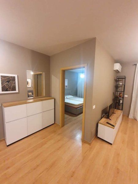 Tirane, jepet me qera apartament modern 1+1+BLK,  kompleksi 'Kontakt' 21-Dhjetori, 500 Euro