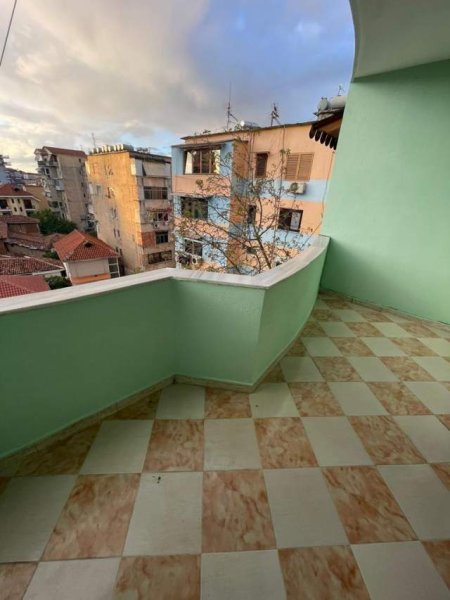 Tirane, jepet me qera apartament 1+1+BLK Kati 4, 50 m² 320 Euro (Gjimnazi Partizani)