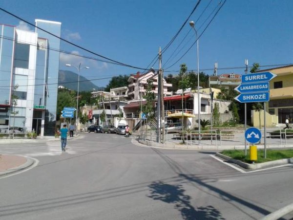 Tirane, jepet me qera dyqan Kati 1, 200 m² 400 Euro