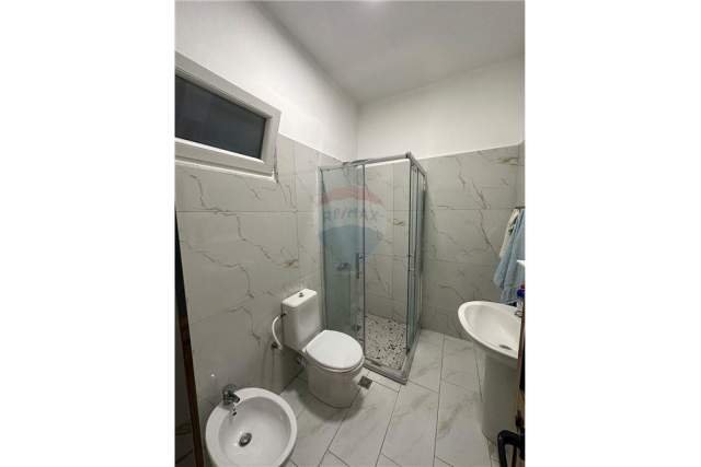 Tirane, jepet me qera apartament 100 m² 400 Euro (rruga e kavajes)