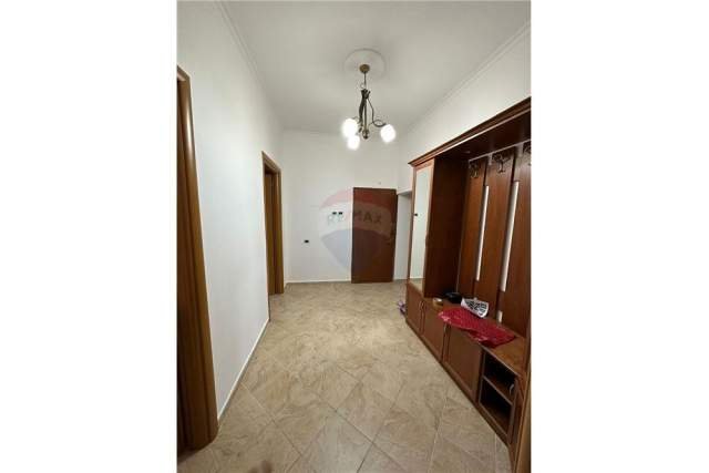 Tirane, jepet me qera apartament 100 m² 400 Euro (rruga e kavajes)