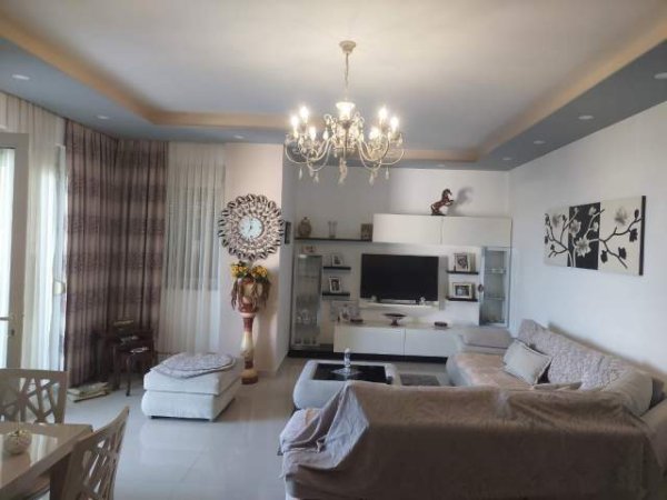 Tirane, jepet me qera apartament 3+1 Kati 1, 150 m² 500 Euro (Kodra e Priftit)