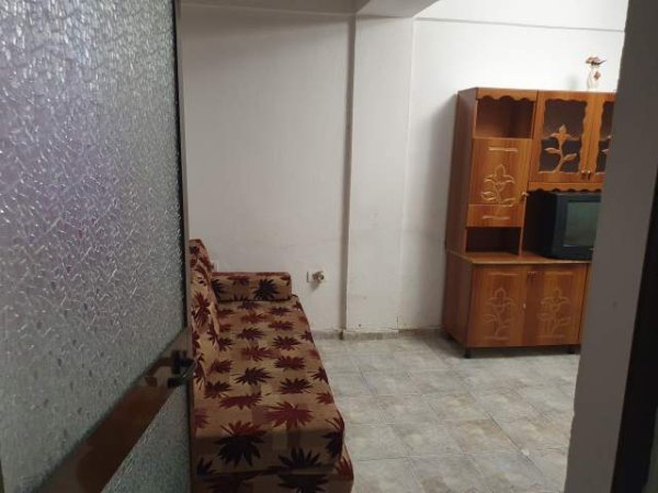 Tirane, jepet me qera garsonier Kati 1, 40 m² 25,000Leke (rruga e kavajes)
