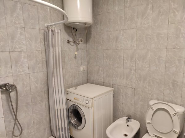 Tirane, jepet me qera apartament 1+1+Ballkon Kati 4, 68 m² 460 € (XHAMIA E TABAKEVE)