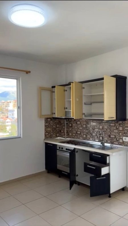 Tirane, jepet me qera apartament 1+1+Ballkon Kati 4, 70 m² 360 € (Rruga 5 Maji)