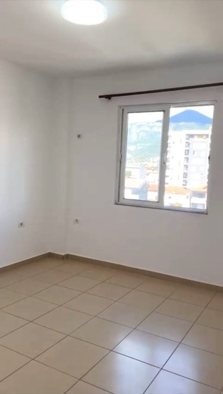 Tirane, jepet me qera apartament 1+1+Ballkon Kati 4, 70 m² 360 € (Rruga 5 Maji)