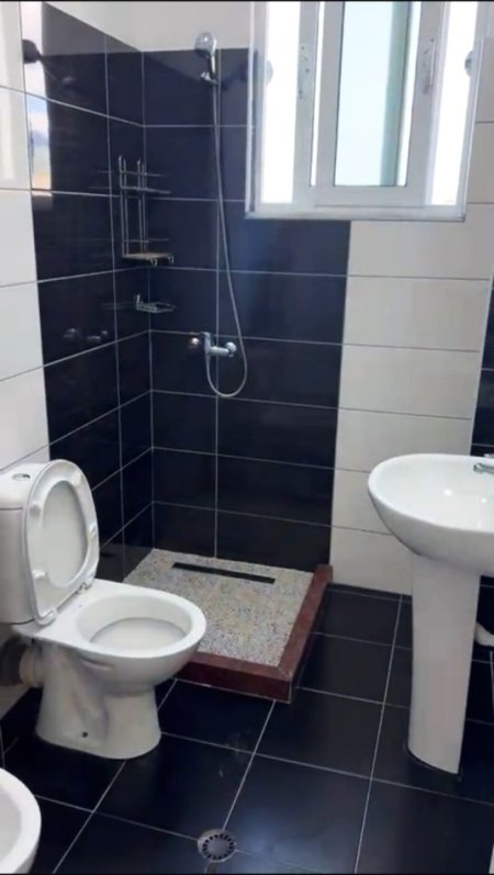 Tirane, jepet me qera apartament 1+1+Ballkon Kati 4, 70 m² 360 € (Rruga 5 Maji)