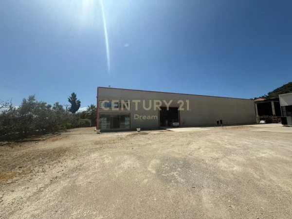 Tirane, jepet me qera ambjent biznesi Kati 0, 2.000 m² 3.600 € (PRUSH)