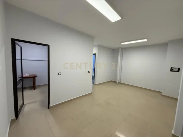 Tirane, jepet me qera ambjent biznesi Kati 0, 2.000 m² 3.600 € (PRUSH)