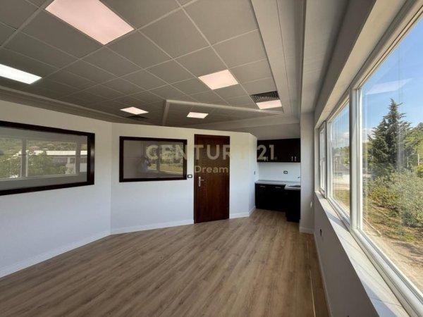 Tirane, jepet me qera ambjent biznesi Kati 0, 2.000 m² 3.600 € (PRUSH)
