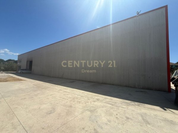 Tirane, jepet me qera ambjent biznesi Kati 0, 2.000 m² 3.600 € (PRUSH)