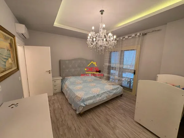 Vlore, shitet apartament+verande | Penthouse 2+1+Ballkon Kati 2, 155 m² 180.000 € (Rruga Sadik Zotaj)