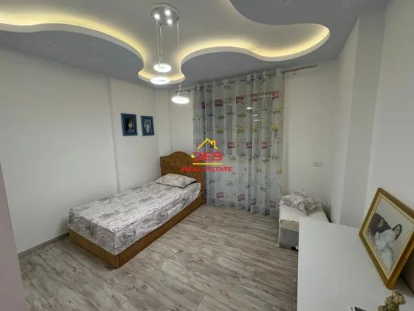 Vlore, shitet apartament+verande | Penthouse 2+1+Ballkon Kati 2, 155 m² 180.000 € (Rruga Sadik Zotaj)