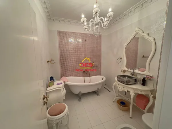 Vlore, shitet apartament+verande | Penthouse 2+1+Ballkon Kati 2, 155 m² 180.000 € (Rruga Sadik Zotaj)