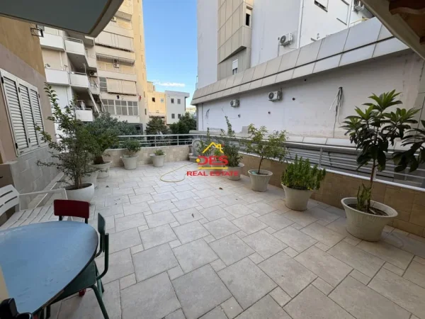 Vlore, shitet apartament+verande | Penthouse 2+1+Ballkon Kati 2, 155 m² 180.000 € (Rruga Sadik Zotaj)