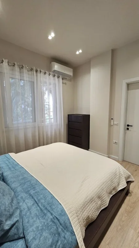 Tirane, jepet me qera apartament 3+1+Aneks+Ballkon Kati 2, 118 m² 1.200 € (RRUGA PETI)